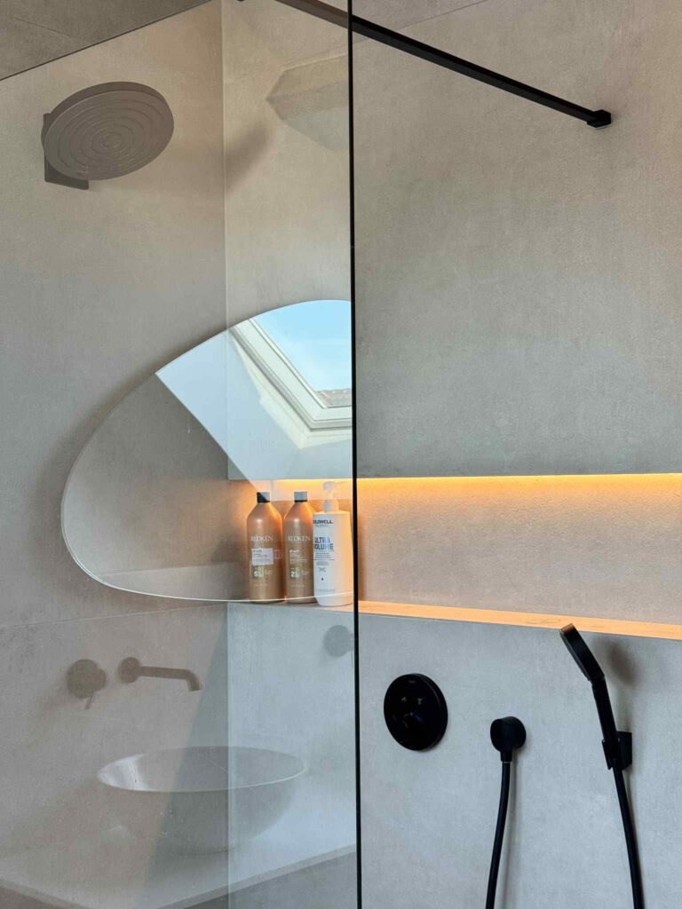 Aanleg tegels douche