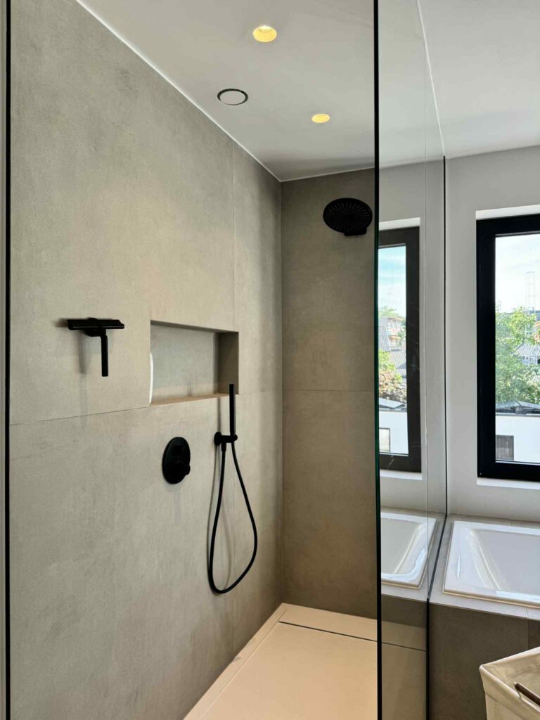 Aanleg tegels douche