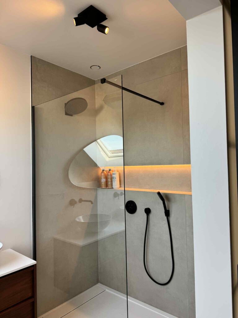 Aanleg tegels douche